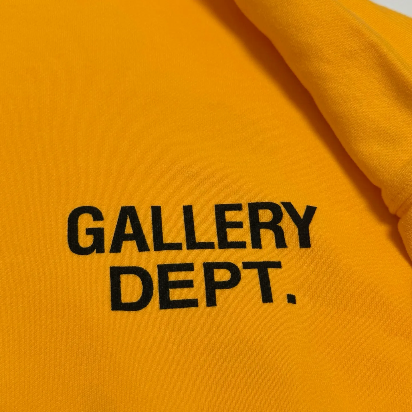 GALLERY DEPT. 90'S GD LOGO HOODIE 90's retro destruction yellow English hoodie Yellow S-XL Needs custom weaving and dyeing 500g high weight sweatshirt fabric Light fleece treatment on the inside Overall quite wide and comfortable Loose version Trendy and fashionable Same as the original version Water slurry non-touch printing process Original consistent hang tag with G LOGO hanging beads